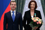 Дмитрий Медведев и Анастасия Вертинская, награжденная орденом Дружбы, на церемонии вручения государственных наград в Екатерининском зале Кремля, 2011 год
