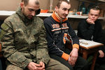 Украинские военнопленные в месте временного содержания в Донецке