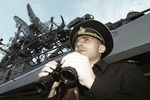 Морской офицер корабля Северного флота наблюдает в бинокль за зоной подъема атомной подводной лодки «Курск», 2001 год