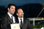 Иранские актер Шахаб Хоссейни (слева) и режиссер Асгар Фархади, получившие награду за лучшую мужскую роль и за лучший сценарий за картину «Коммивояжер» (Forushande), во время фотоколла победителей 69-го Каннского кинофестиваля