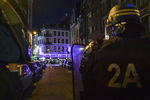 Сотрудники полиции стоят в оцеплении на одной из улиц Лилля