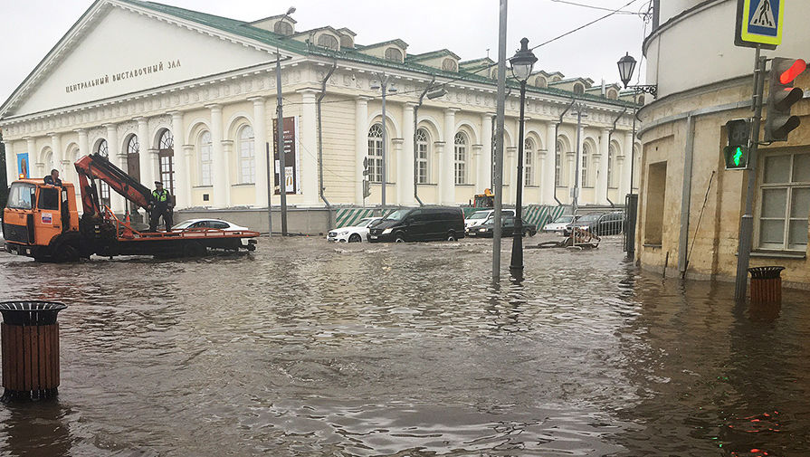 Кадры сильнейшего ливня в Москве и области публикуют в местных группах