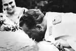 Президент Югославии Иосип Броз Тито кормит свою золотую рыбку из пустого вафельного стаканчика на своей вилле, 1957 год. На заднем плане — первая леди Югославии Йованка Броз