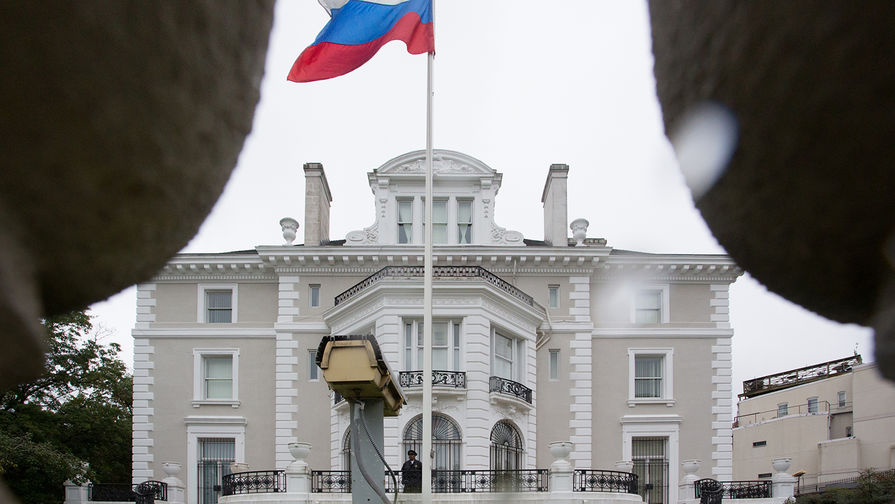 Оцепление у здания российского торгового представительства в Вашингтоне