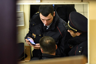 Сотрудники полиции в фойе театра Армена Джигарханяна в Москве, 26 октября 2017 года