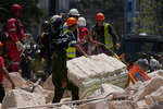 Спасательные службы работают среди завалов разрушенного взрывом отеля Saratoga в Гаване, Куба, 6 мая 2022 года