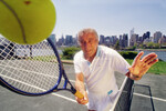 Тони Беннетт играет в теннис, 2002 год
