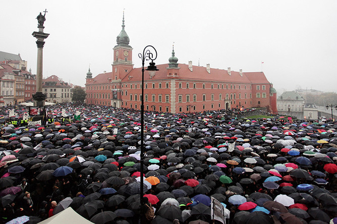 Митинг против запрета абортов в центре Варшавы