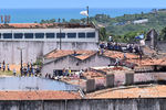 Заключенные тюрьмы Alcacuz на северо-востоке Бразилии жгут матрасы во время беспорядков, 19 января 2017 года