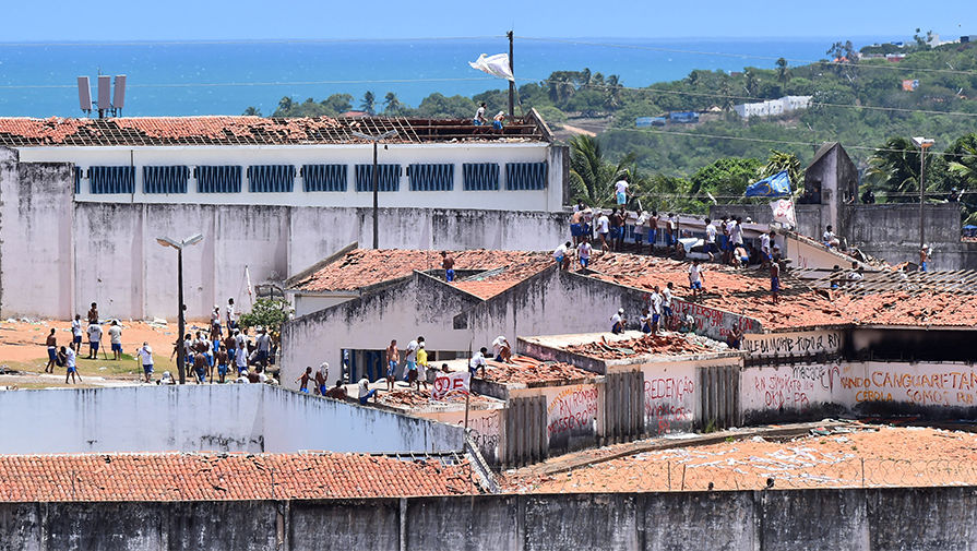 Заключенные тюрьмы Alcacuz на&nbsp;северо-востоке Бразилии жгут матрасы во время беспорядков, 19&nbsp;января 2017&nbsp;года