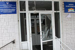 Разбитые стекла в здании средней школы в Донецке, пострадавшей от ночного обстрела