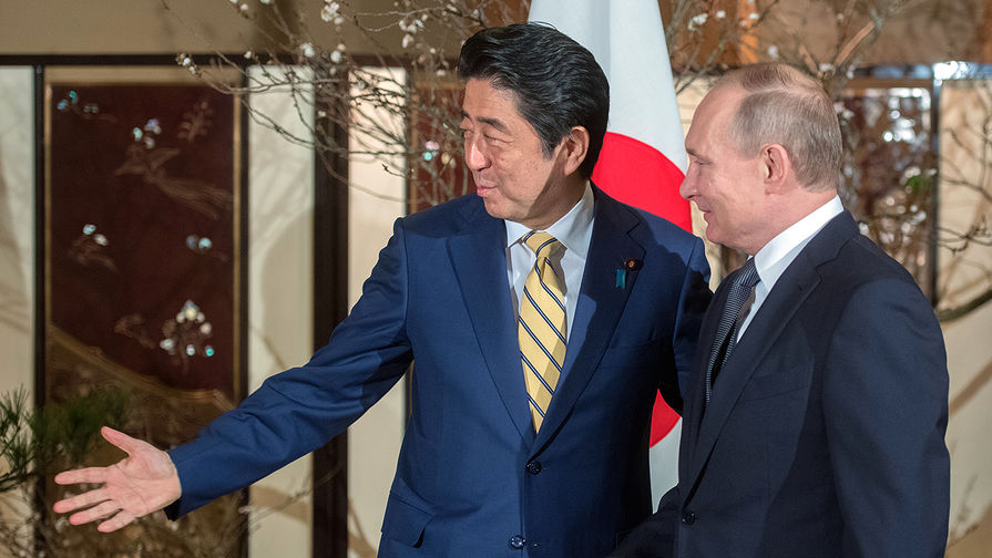 Президент России Владимир Путин и японский премьер-министр Синдзо Абэ во время встречи в городе Нагато префектуры Ямагути, декабрь 2016 года