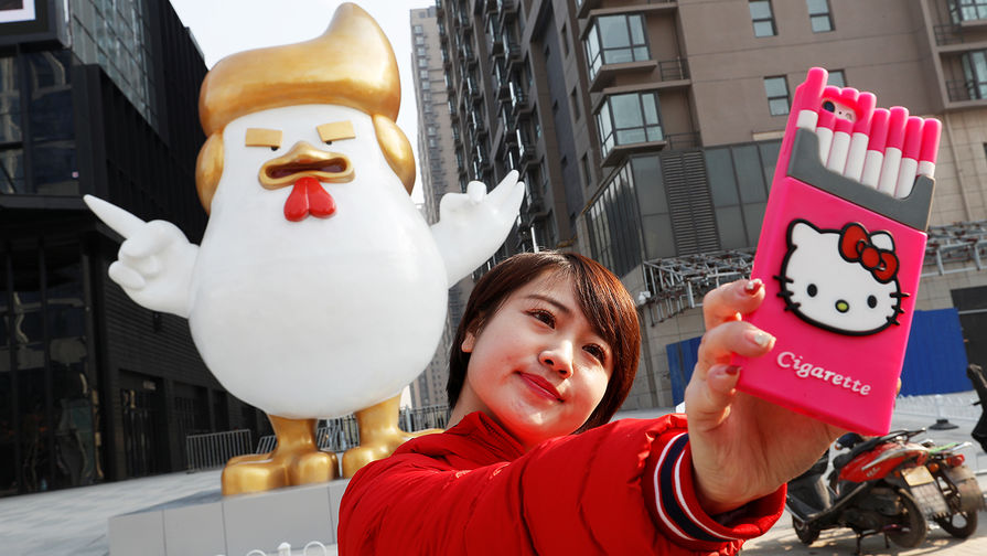 Статуя петуха, похожего на президента США Дональда Трампа, в китайском городе Тайюань
