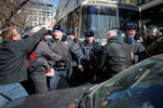 Во время задержания участника несанкционированной акции оппозиции против коррупции на Пушкинской площади, 26 марта 2017 года 