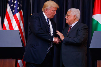 Президент США Дональд Трамп и палестинский лидер Махмуд Аббас во время встречи
