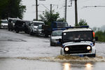Автомобили на затопленной улице села Раздольное