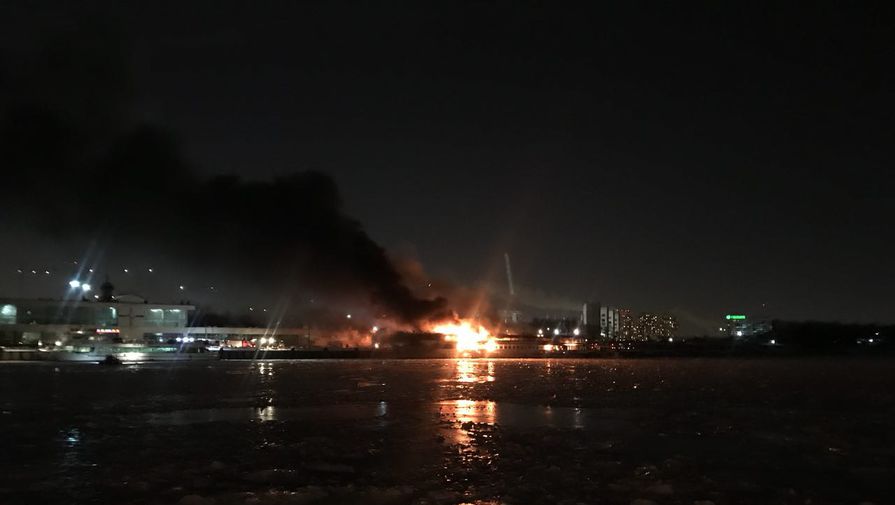 Во время пожара на&nbsp;судне около&nbsp;Южного речного порта в&nbsp;Москве, 1 марта 2018 года