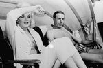 Актриса Мэрилин Монро и ее бывший муж, звезда «Нью-Йорк Янкиз» Джо Ди Маджо, на пляже в Сент-Питерсберге, штат Флорида, 1961 год