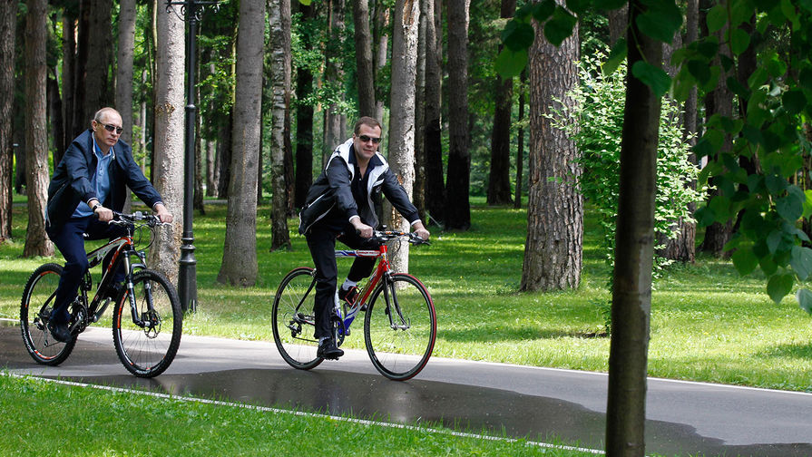 Президент России Владимир Путин и премьер-министр России Дмитрий Медведев катаются на&nbsp;велосипедах в&nbsp;Подмосковье, 2011 год 