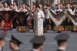 Людмила Зыкина во время выступления на праздничном военном параде на Красной площади в Москве, посвященном 52-й годовщине Победы в Великой Отечественной войне, 1997 год 