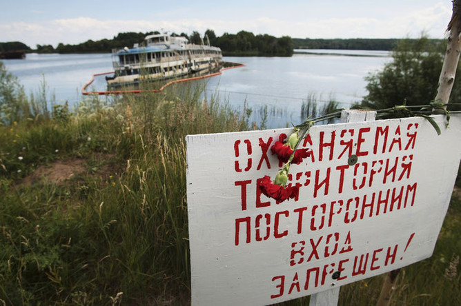 Теплоход «Булгария» в 3-ю годовщину трагедии в затоне имени Куйбышева неподалеку от села Сюкеево в Камско-Устьинском районе республики Татарстан, июль 2014 года