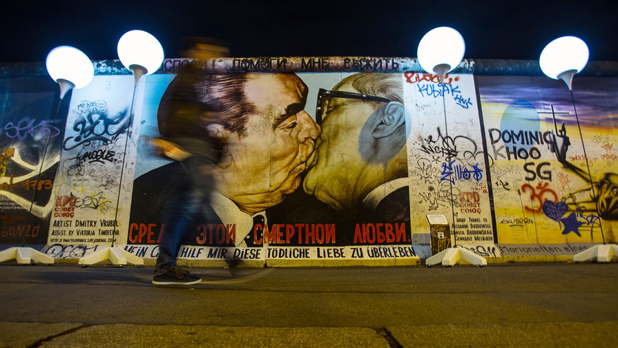 Граффити Дмитрия Врубеля на уцелевшей части Берлинской стены, 2014 год