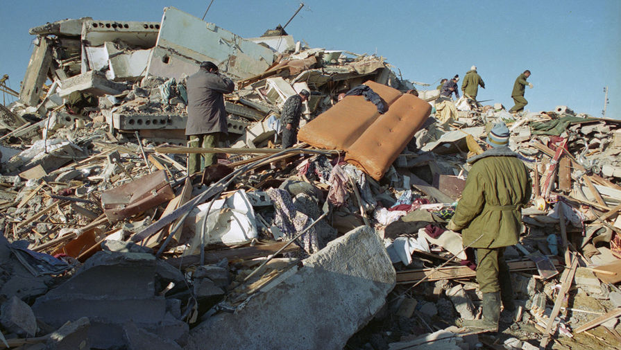 Развалины на&nbsp;месте разрушенного землетрясением Нефтегорска, 1 июня 1995 года