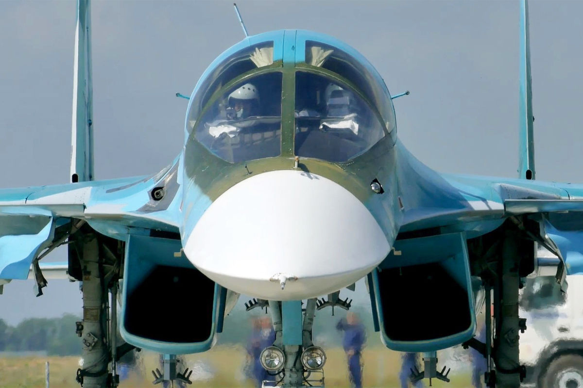 Истребитель-бомбардировщик Су-34 во время учений
