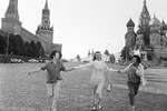Режиссер Клод Жюнора, сценарист Клеман Перрон и советская актриса Нина Веселовская на&nbsp;прогулке по&nbsp;Красной площади во время VII Московского международного кинофестиваля, 1971&nbsp;год
