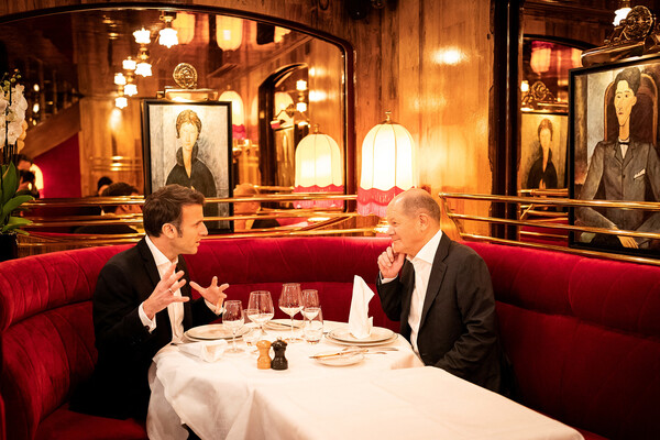 Президент Франции Эммануэль Макрон и канцлер Германии Олаф Шольц за&nbsp;ужином после празднования 60-й годовщины подписания Елисейского договора в&nbsp;Париже, 22&nbsp;января 2023&nbsp;года