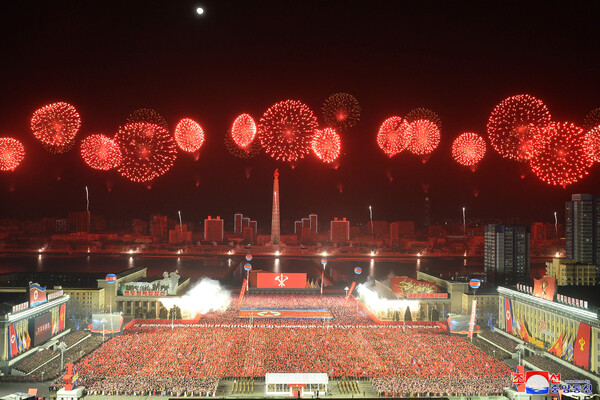 Праздничный салют на&nbsp;военном параде в&nbsp;честь 75-летия Корейской народной армии на&nbsp;площади Ким Ир Сена в&nbsp;Пхеньяне, Северная Корея, 8&nbsp;февраля 2023&nbsp;года