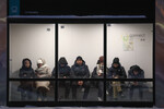 Люди внутри теплой остановки в Салехарде, Ямало-Ненецкий автономный округ, 21 ноября 2023 года