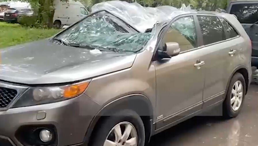 Москвич вылетел из окна прямо на крышу автомобиля и выжил