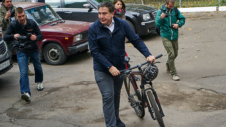 Губернатор Одесской области Михаил Саакашвили во время голосования на выборах в органы местного самоуправления на одном из избирательных участков города