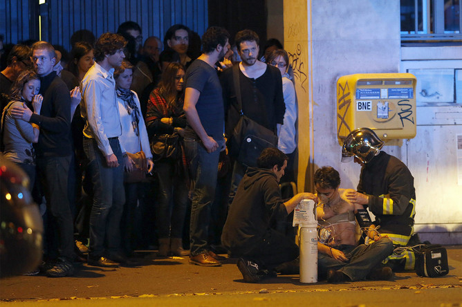 Ситуация около театра Bataclan, где взяты в заложники более 100 человек