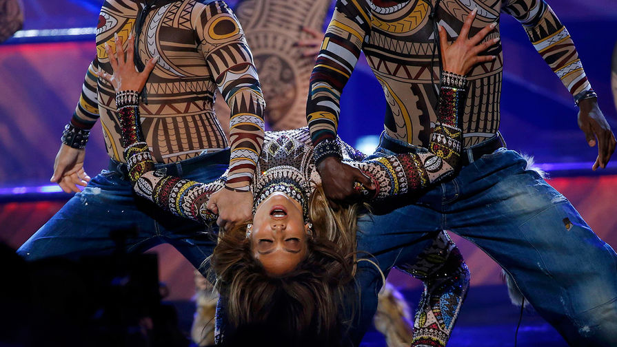 Дженнифер Лопес выступает на&nbsp;церемонии American Music Awards 2015