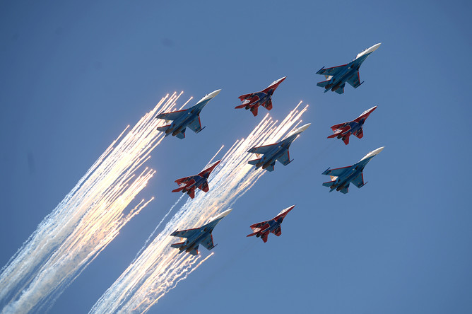 Многоцелевые истребители Су-27 пилотажной группы «Русские Витязи» и МиГ-29 пилотажной группы «Стрижи» во время воздушной части военного парада в Москве в честь 71-й годовщины Победы в Великой Отечественной войне 1941-1945 годов