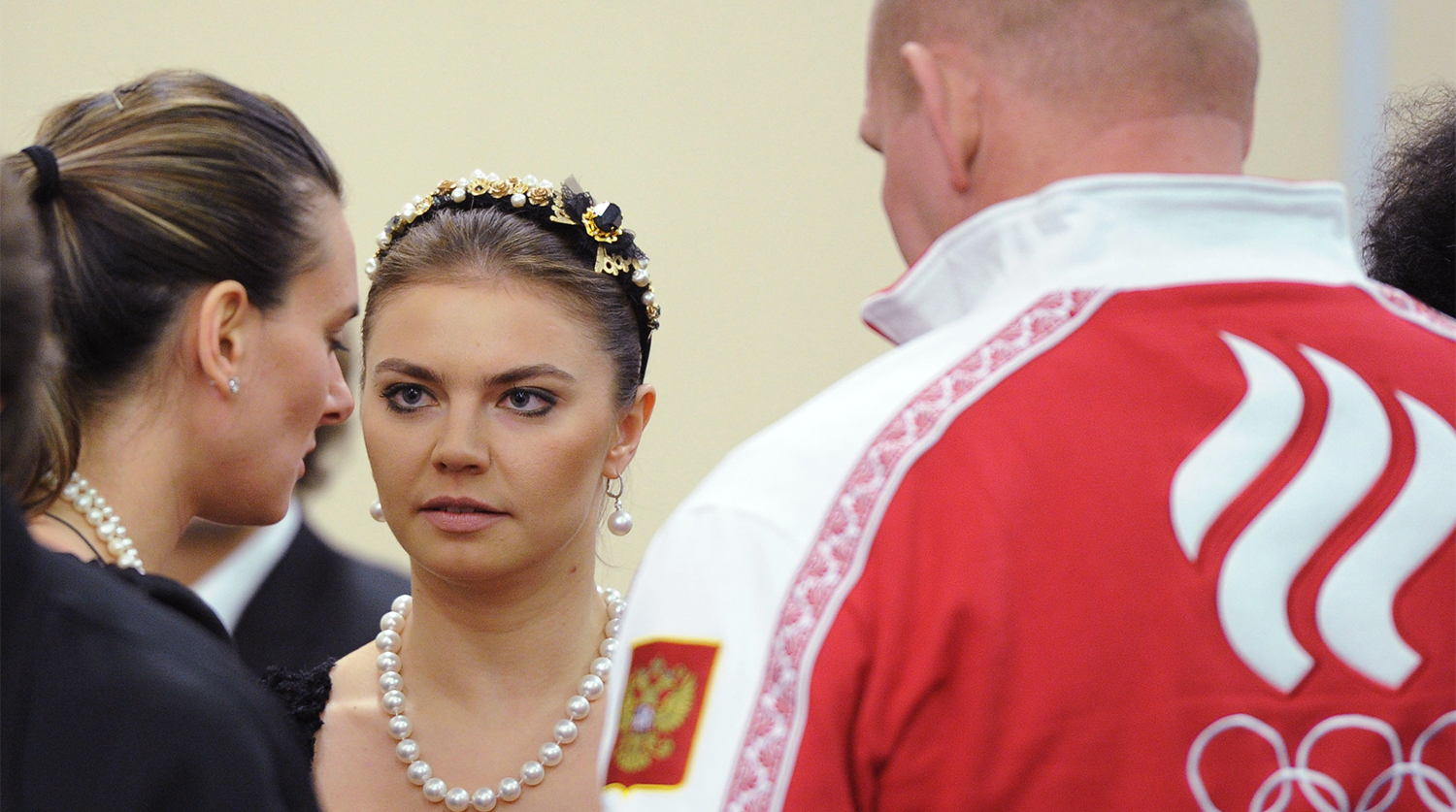 Двукратная олимпийская чемпионка в прыжках с шестом Елена Исинбаева, олимпийская чемпионка по художественной гимнастике Алина Кабаева и трехкратный олимпийский чемпион по греко-римской борьбе Александр Карелин во время встречи президента России Владимира Путина со спортсменами и деятелями культуры в резиденции «Бочаров ручей», 2014 год