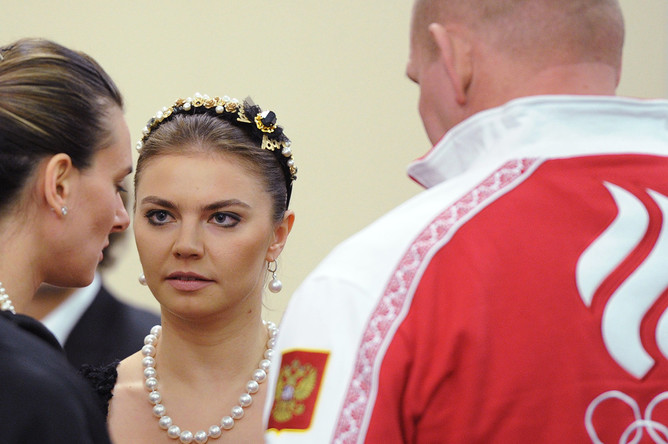 Двукратная олимпийская чемпионка в прыжках с шестом Елена Исинбаева, олимпийская чемпионка по художественной гимнастике Алина Кабаева и трехкратный олимпийский чемпион по греко-римской борьбе Александр Карелин во время встречи президента России Владимира Путина со спортсменами и деятелями культуры в резиденции «Бочаров ручей», 2014 год