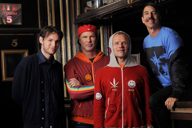 Группа Red Hot Chile Peppers: Энтони Кидис, Майкл «Фли» Бальзари, Чад Смит, Джош Клингхоффер, 2012 год