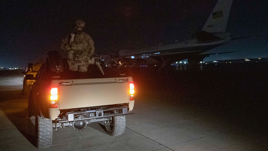 Военный пикап и самолет Air Force One во время визита президента США Дональда Трампа на базу Баграм в Афганистане, 28 ноября 2019 года