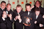 Винни Джонс, режиссер Гай Ричи и актеры из фильма «Карты, деньги, два ствола» на вручении премии BAFTA Film Awards в Лондоне, 1999 год