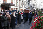 Вынос гроба с телом Андрея Мягкова после церемонии прощания у здания МХТ имени А.П.Чехова, 20 февраля 2021 года