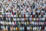 Мусульмане Индонезии совершают намаз Ид аль Фитр на пляже Парангкусумо, 21 апреля 2023 года