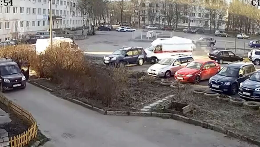 Угонщик скорой помощи в Карелии встретил полицейских в трусах и с лопатой