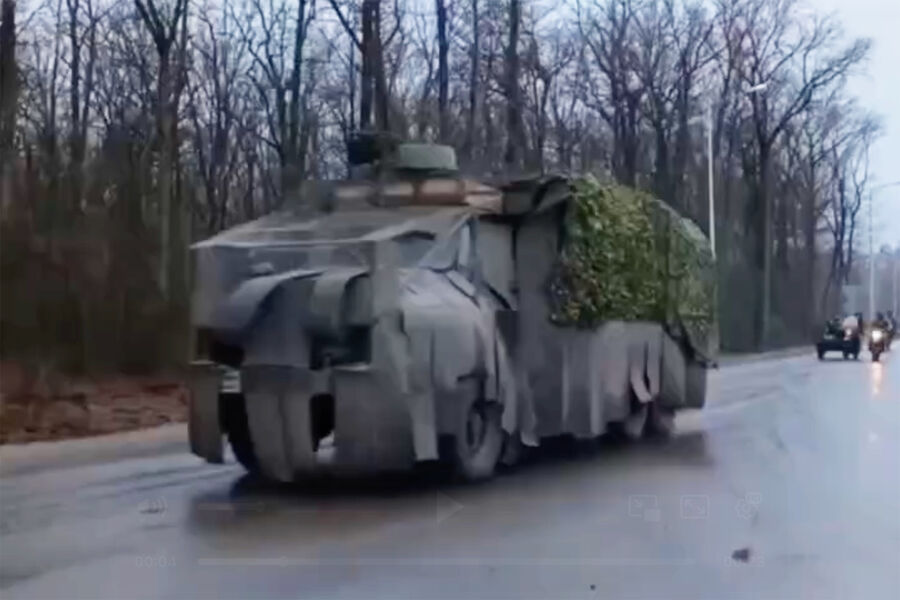 Неопознанный военный транспорт где-то в&nbsp;зоне СВО