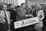 Мэр Санкт-Петербурга Анатолий Собчак (в центре), супруга канцлера Австрии Франца Враницкого Кристина Враницкая (справа на первом плане), председатель Комитета по внешним связям мэрии Санкт-Петербурга Владимир Владимирович Путин (слева на втором плане) и телохранитель мэра Виктор Золотов (слева на третьем плане) во время торжественной церемонии открытия площади Австрии на Петроградской стороне города, 1992 год