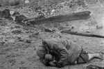 Брянский фронт. Мать укрывает своего ребенка во время артобстрела у разрушенного дома в деревне Красная слобода, 1941 год.