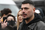 Рэпер Птаха (Давид Нуриев) на церемонии прощания с рэпером Пашей Техником возле храма Петра и Павла в Лефортово в Москве, 11 апреля 2025 года