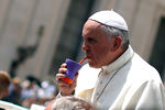 Папа Франциск пьет тонизирующий аргентинский напиток — мате, 2014 год